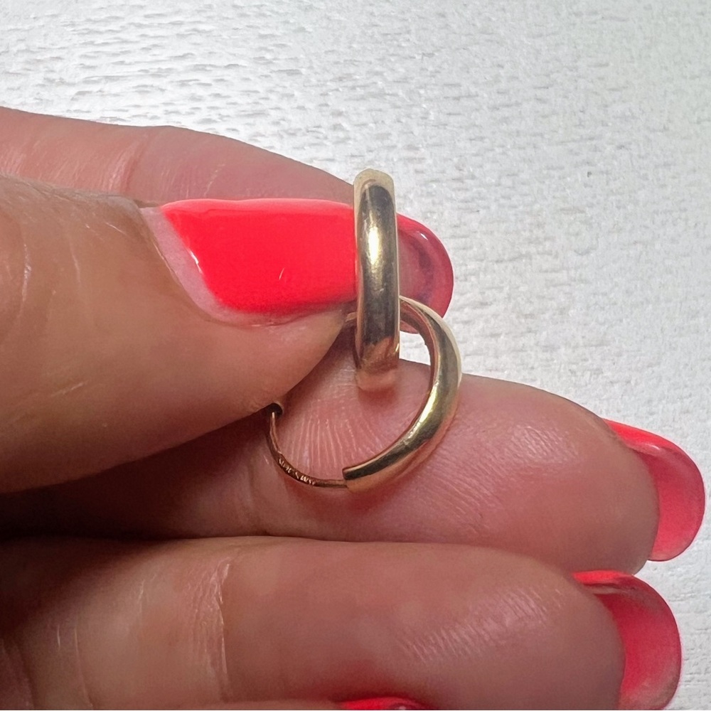 14kt gold small hoop sleepers. Great condition